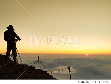 富士山御殿場ルート 八合目から、ご来光を撮影する写真家（ 静岡県御殿場市）※作品コメント欄に撮影位置 81210279
