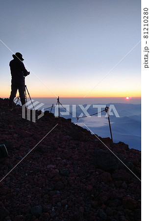 富士山御殿場ルート 八合目から、ご来光を撮影する写真家( 静岡県御殿場市)※作品コメント欄に撮影位置 富士山御殿場ルート 八合目から、ご来光を撮影する写真家( 静岡県御殿場市)※作品コメント欄に撮影位置 81210280
