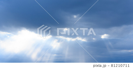 光の差し込む空 81210711