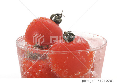 ソーダ入りグラスに入ったミニトマト ソーダ入りグラスに入ったミニトマト 81210781