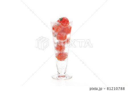 ソーダ入りグラスに入ったミニトマト ソーダ入りグラスに入ったミニトマト 81210788