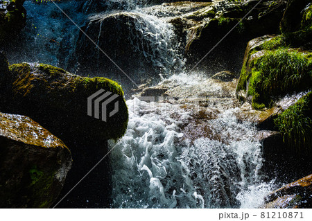 長野県平谷一の名瀑・しぶきを間近で感じられる平谷大滝 81210871