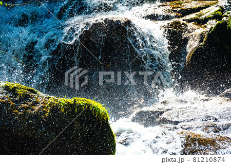 長野県平谷一の名瀑・しぶきを間近で感じられる平谷大滝 81210874