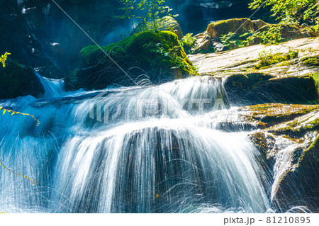 長野県平谷一の名瀑・しぶきを間近で感じられる平谷大滝 81210895