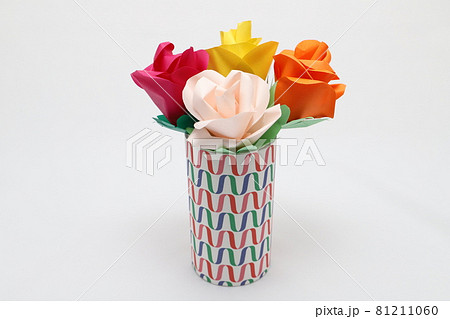 折り紙で作った手作りのバラの花を綺麗な花瓶に飾った様子 折り紙で作った手作りのバラの花を綺麗な花瓶に飾った様子 81211060