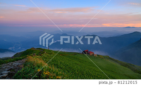 夕暮れの谷川連峰と肩ノ小屋(谷川岳) 夕暮れの谷川連峰と肩ノ小屋(谷川岳) 81212015