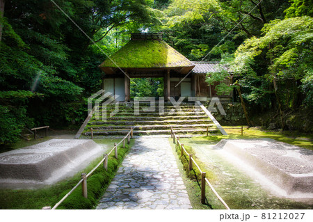 京都 水を表す白砂壇で有名な法然院 京都 水を表す白砂壇で有名な法然院 81212027