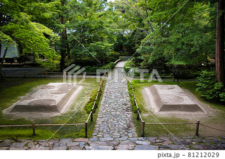 京都 水を表す白砂壇で有名な法然院 京都 水を表す白砂壇で有名な法然院 81212029