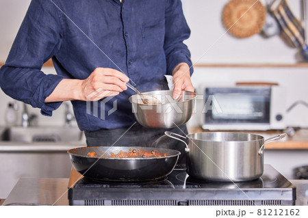キッチンで料理するエプロン姿の若い男性の手 料理男子イメージ キッチンで料理するエプロン姿の若い男性の手 料理男子イメージ 81212162