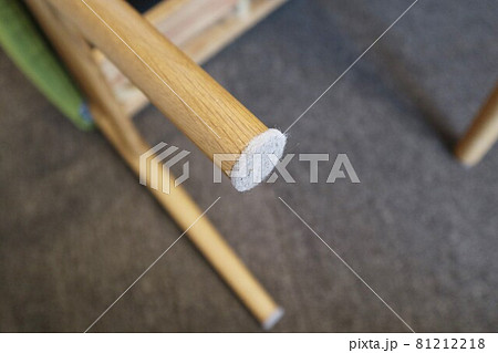 フローリングが傷つかないよう椅子の脚に貼り付けるシール 81212218