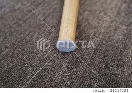 椅子の脚に貼っておくと便利な傷防止のフェルトパッド 81212221