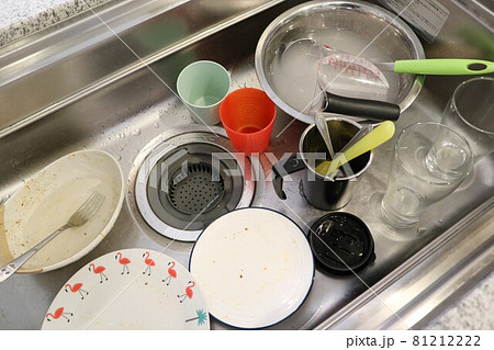 洗い物がたまったキッチン 81212222