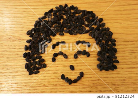 アサガオの種で描いたおかっぱ頭の女の子の写真素材