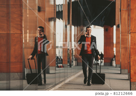 businessman goes on business trip 81212666