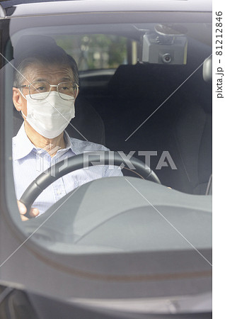 ドライブレコーダーのついた車を運転するシニア 81212846