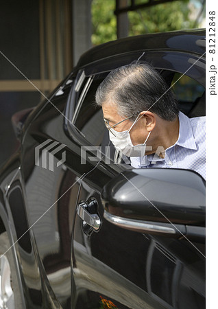 運転するシニア(車庫入れ) 運転するシニア(車庫入れ) 81212848