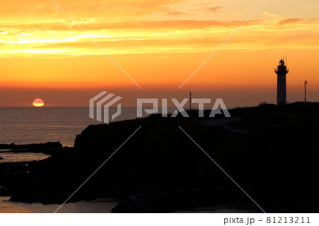 新潟 佐渡 夕陽と沢崎鼻灯台 新潟 佐渡 夕陽と沢崎鼻灯台 81213211