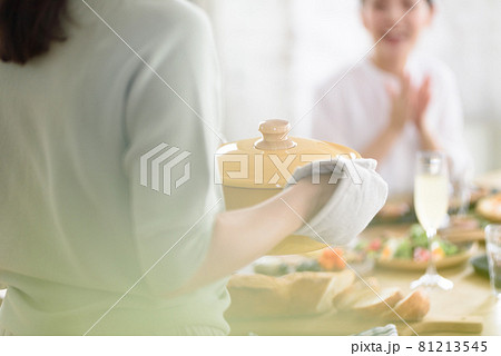 食事をする女性たち 81213545