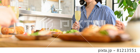 皆でホームパーティーをする 皆でホームパーティーをする 81213551