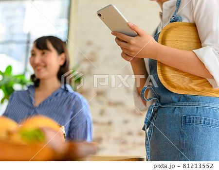 飲食店でアルバイトをする女性 飲食店でアルバイトをする女性 81213552