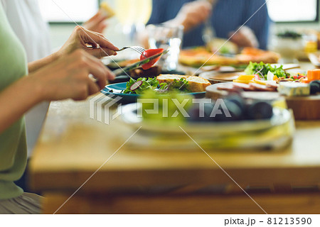 楽しい女子会のワンシーン 81213590