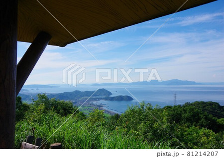 徳島県板野町　大坂峠展望台の東屋から小豆島方面を望む 81214207