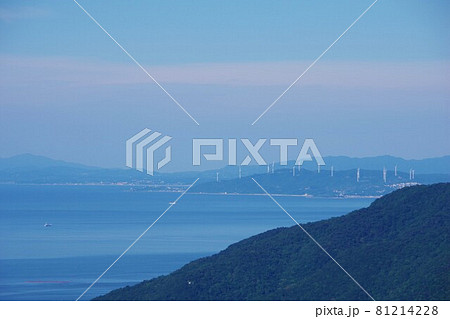 徳島県板野町　大坂峠展望台から淡路島を望む 81214228