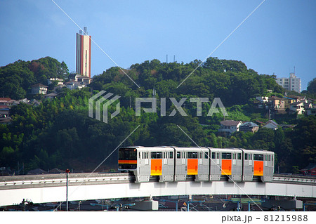 緑の森を背景に走る多摩モノレール|万願寺にて 緑の森を背景に走る多摩モノレール|万願寺にて 81215988