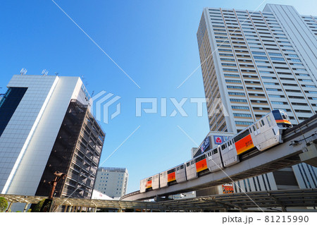 高層ビルの谷間を走るモノレール｜立川駅にて 81215990