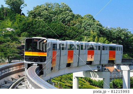 緑の森を背景に走る多摩モノレール｜多摩動物公園駅にて 81215993