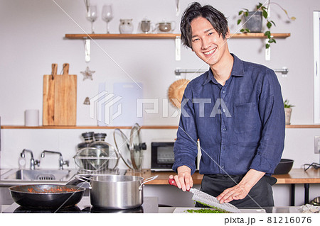 パセリを切るエプロン姿の若い男性 料理男子イメージ パセリを切るエプロン姿の若い男性 料理男子イメージ 81216076