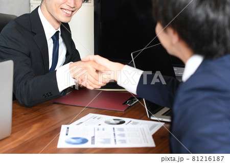 握手をするビジネスマンの男性達 81216187