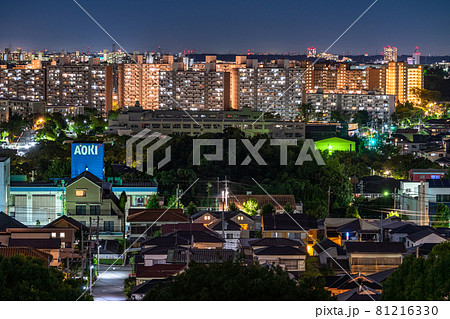 《東京都》閑静な住宅街の夜景・横浜市 《東京都》閑静な住宅街の夜景・横浜市 81216330