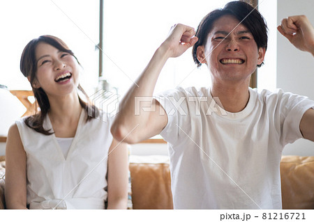 おうちでスポーツ観戦をするカップル 81216721