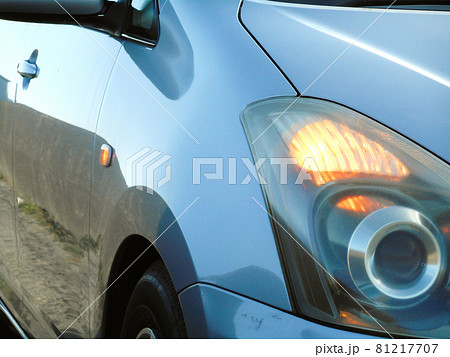 ウィンカーが点灯したヘッドランプとフェンダーサイドターンランプ 81217707