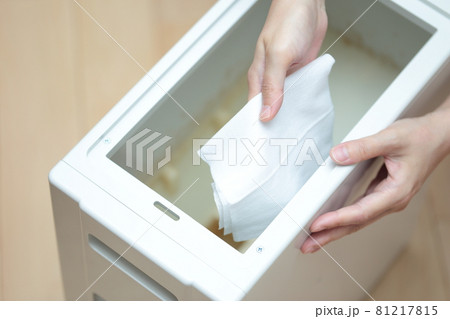米びつを掃除する主婦の女性の手元 81217815
