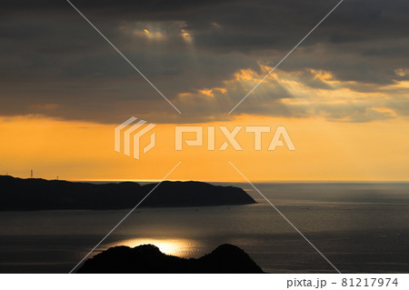 杉津パーキングエリア「ゆうひのアトリエ」から見る夕日 81217974