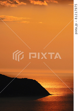 杉津パーキングエリア「ゆうひのアトリエ」から見る夕焼け 杉津パーキングエリア「ゆうひのアトリエ」から見る夕焼け 81217975