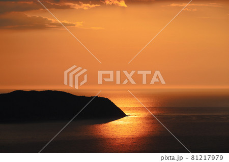 杉津パーキングエリア「ゆうひのアトリエ」から見る夕焼け 81217979