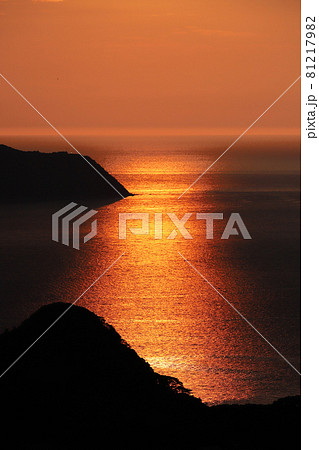 杉津パーキングエリア「ゆうひのアトリエ」から見る夕焼け 81217982