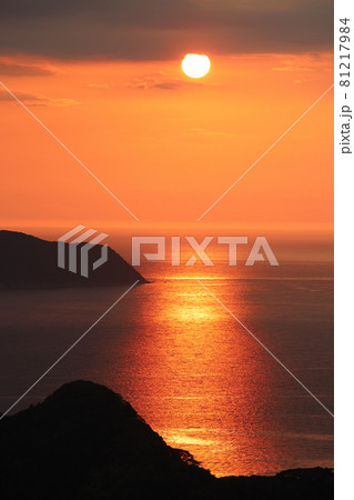 杉津パーキングエリア「ゆうひのアトリエ」から見る夕日 81217984