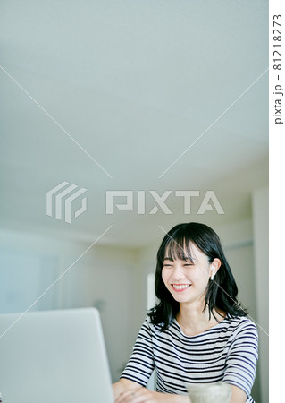 家でリモートワークをする女性 家でリモートワークをする女性 81218273