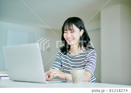 家でリモートワークをする女性 家でリモートワークをする女性 81218274