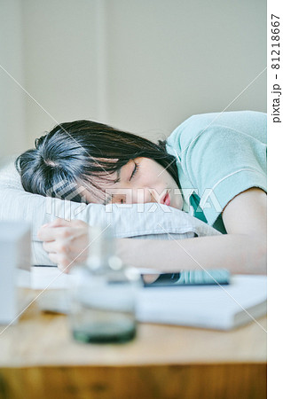 ベッドの上で寝ている女性 81218667