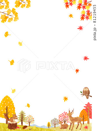 秋の森にいるかわいい動物達の背景素材　手描き水彩画イラスト（縦長）01 81219455