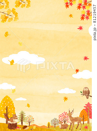 秋の森にいるかわいい動物達の背景素材　手描き水彩画イラスト（縦長）03 81219457
