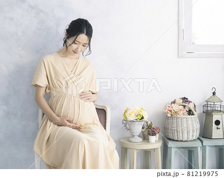 妊婦イメージ　マタニティフォト 81219975