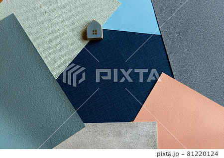 小さいおうちと壁紙サンプルの写真素材