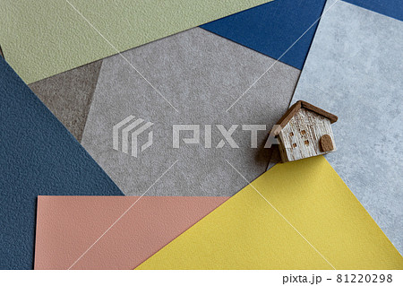 ちいさなおうちと壁紙サンプルの写真素材