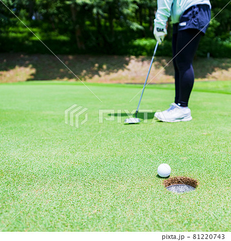 ゴルフ　グリーン　パッティング　【 アウトドア スポーツ の イメージ】 81220743
